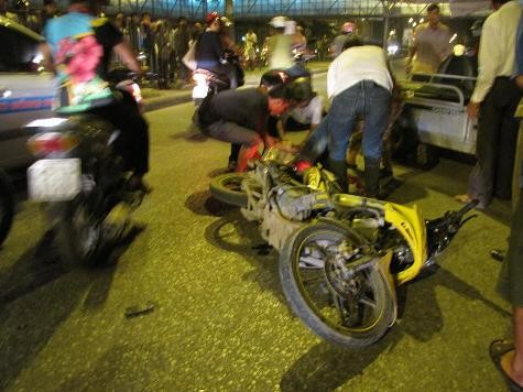 Những người dân và các bác sĩ đưa tai nạn vào bệnh viện Bạch Mai cấp cứu.