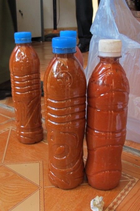 Mỗi chai tương ớt này có giá 3000 đồng có mặt tại khắp các cửa hàng ăn.