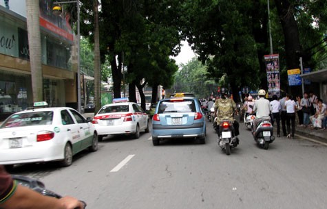 Tại phố Bà Triệu, rất nhiều ô tô đã lấn sang phần đường dành cho các loại phương tiện khác.