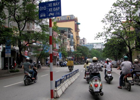 Theo kế hoạch, sáng nay hai tuyến phố Bà Triệu và Phố Huế - Hàng Bài đã chính thức được phân làn.