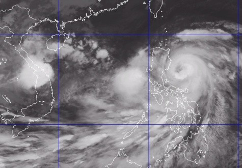 Hình ảnh mây vệ tinh cơn bão số 4 và "siêu bão" đang thẳng tiến vào biển Đông.