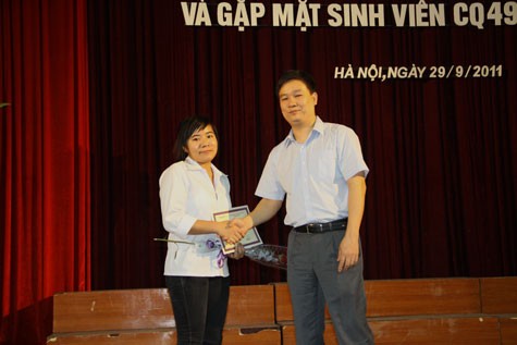 TBT Báo điện tử Giáo dục Việt Nam trao học bổng và quà cho SV thủ khoa năm học 2011-2012.