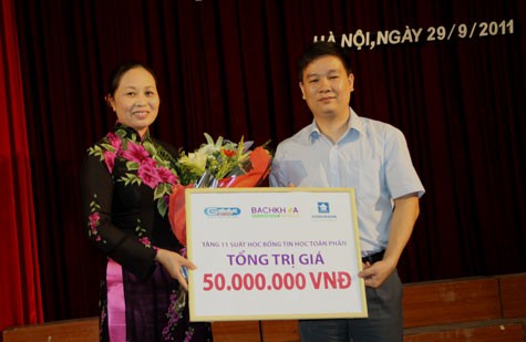 TBT Nguyễn Tiến Bình trao học bổng trị giá 50 triệu đồng cho đại diện trường Học viện Tài chính.