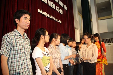 Bà Phạm Thái Hà trao 10 suất học bổng cho các sinh viên đạt thành tích xuất sắc.