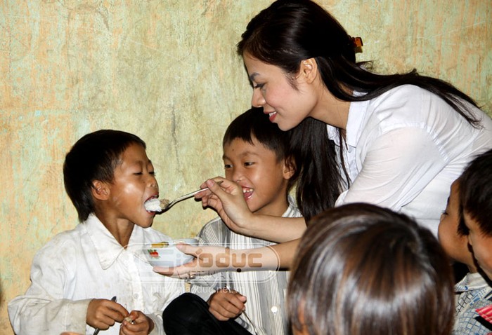 Hoa hậu Lisa Vân Anh chăm sóc đến từng em nhỏ một