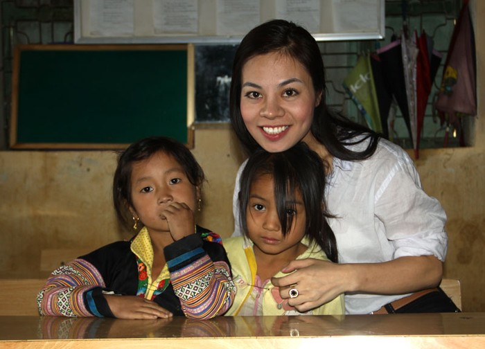 Ngay sau khi đoàn tới trường học, Lisa Vân Anh đã tìm ngay tới lớp học để thăm các em.