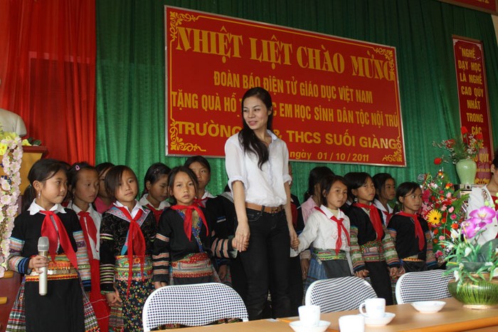 Cô đã rất vô tư và hòa đồng cùng các em học sinh ca hát.