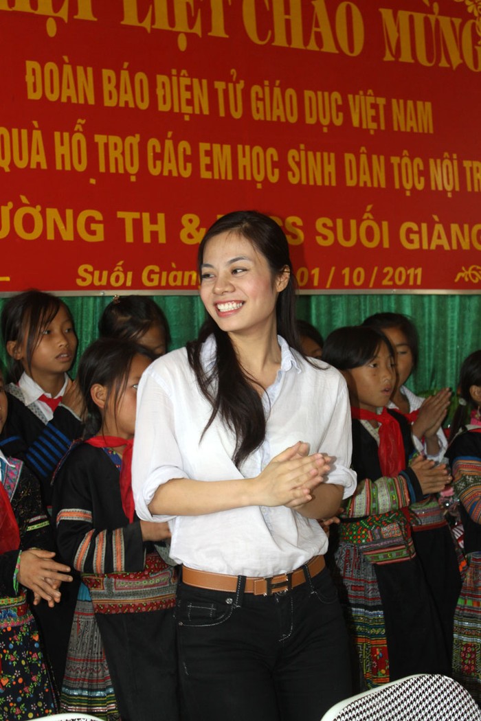 Lisa Vân Anh cho biết, khi cùng các em nhỏ múa hát, cô như sống lại tuổi thơ của mình.