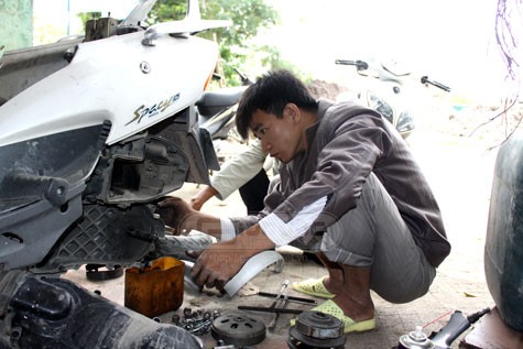 Nguyễn Đình Lợi giờ đây tạm "coi như ổn" với cái "nghề" sửa xe máy.