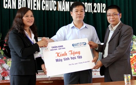 Ông Nguyễn Tiến Bình - Tổng biên tập Báo điện tử Giáo dục Việt Nam và đại diện siêu thị điện máy, máy tính Trần Anh trao quà cho trường tiểu học Trường Thịnh.