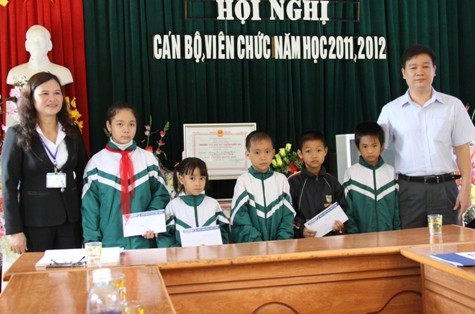 Ông Nguyễn Tiến Bình - Tổng biên tập Báo điện tử Giáo dục Việt Nam trao học bổng cho 5 em học sinh có thành tích học tập tốt.