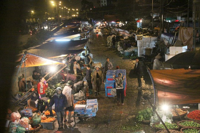 Khi màn đêm phủ kín thành phố, mưa rét khiến phố xá im ắng, vắng lạnh thì ở chợ Long Biên - chợ đầu mối của các loại trái cây từ khắp các nơi đổ về lại trở nên huyên náo và nhộn nhịp.