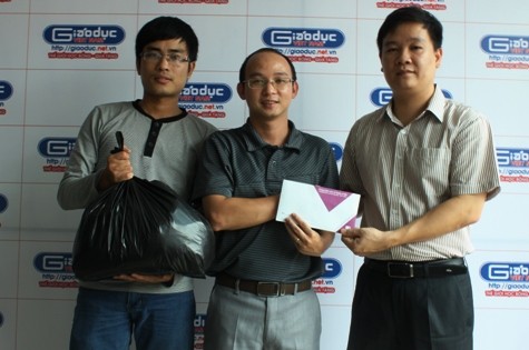 Ông Nguyễn Tùng Dương đại điện TT GTGT - VDC trao tiền và quà tới Báo điện tử Giáo dục VN.