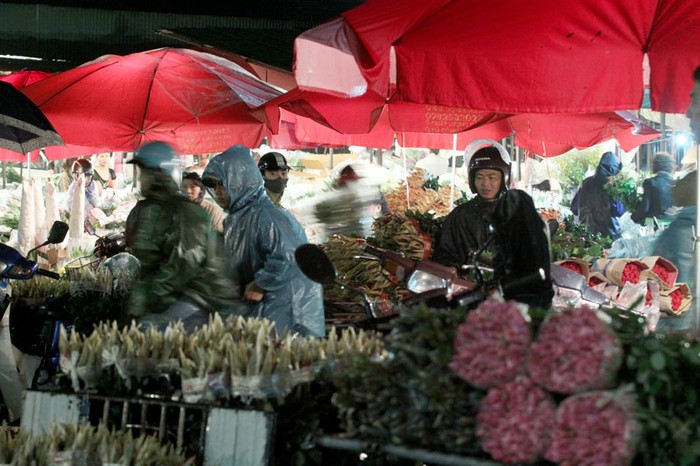 Chợ hoa Quảng Bá thuộc quận Tây Hồ là chợ hoa đêm duy nhất ở Hà Nội và cũng là đầu mối cung cấp hoa tươi cho cả thành phố.