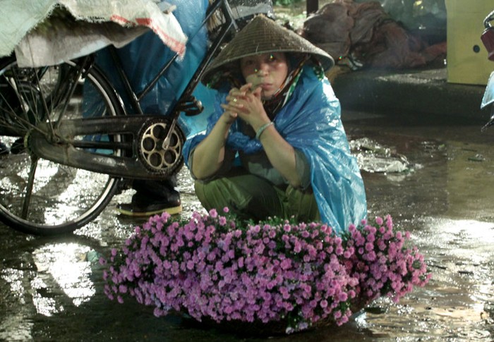 Chị Nguyễn Thị Lan ở Từ Liêm cho biết ngày nào cũng như ngày nào suốt 12 năm qua, 3 giờ sáng là chị lại có mặt ở đây để bán những mớ hoa mà gia đình chị trồng được.