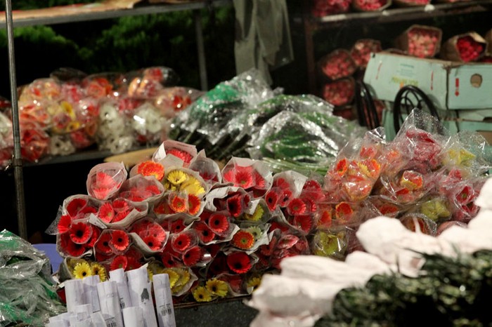 Ở đây có đầy đủ mọi loại hoa. Những ngày gần đây, khi ngày 20/10 đến gần, chợ lại càng trở nên đông vui nhộn nhịp hơn, nhiều hoa hơn.