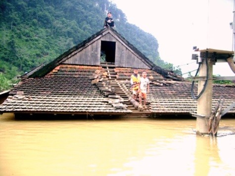 Tại Quảng Bình, nước lũ đã ngập sâu tại huyện Quảng Hóa. (Ảnh DT)