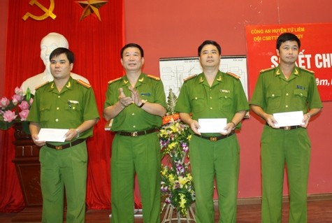Đại tá Đinh Văn Toản trao thưởng cho các đơn vị, tập thể có thành tích xuất sắc trong chuyên án.
