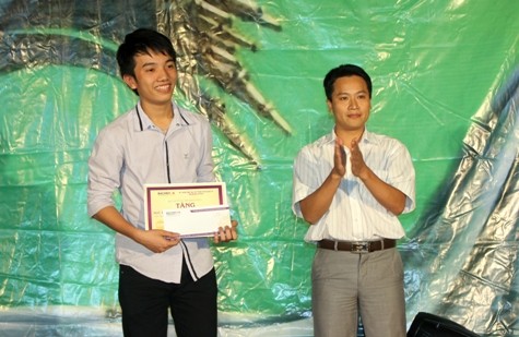 Ông Bùi Ngọc Cải, Phó TBT Báo điện tử Giáo dục Việt Nam trao tiền thưởng và học bổng cho Thủ khoa xuất sắc nhất năm học 2011 - 2012 trường ĐH Điện Lực.