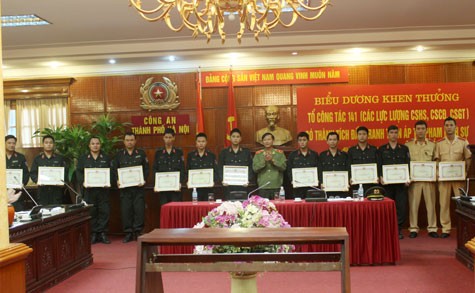 Thiếu tướng Trần Long Xuyên, PGĐ CA Hà Nội trao giấy khen cho các đơn vị, cá nhân có thành tích xuất sắc trong quá trình tham gia triển khai kế hoạch 141 của CA Hà Nội.