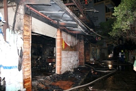 Sau khoảng 1 tiếng đồng hồ, toàn bộ nhà hàng đã bị bà hỏa thiêu rụi.