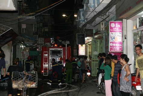 Ngay sau khi nhận được tin báo, lực lượng CS phòng cháy chữa cháy đã điều tới 6 chiếc xe cứu hỏa tới hiện trường để dập lửa.