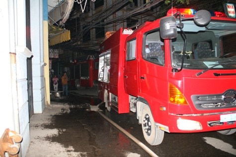 Con ngõ quá nhỏ khiến các xe cứu hỏa phải đứng xếp hàng nối đuôi nhau, tiếp nước để chữa cháy.