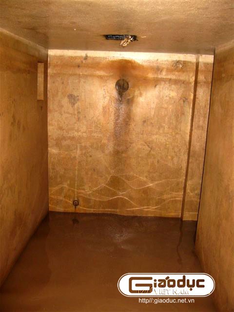 Khu hầm trú ẩn này có vài căn phòng, diện tích khu hầm trú ẩn rộng chừng 20 m2.