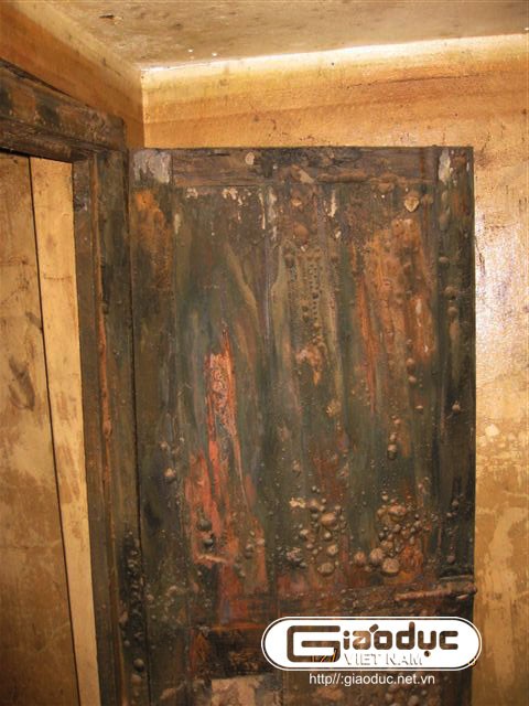 Những cánh cửa của một số căn phòng bị hoen ố vì bị chôn vùi và ngâm trong nước.