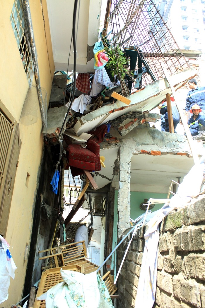 Với sức công phá của vụ nổ, nhiều nhà dân xung quanh cũng bị ảnh hưởng với những tấm cửa kính bị vỡ rụn.
