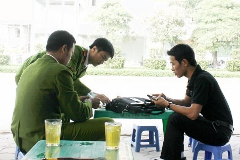 Phóng viên Nam Phong bàn giao tài sản của nạn nhân cho cơ quan công an.