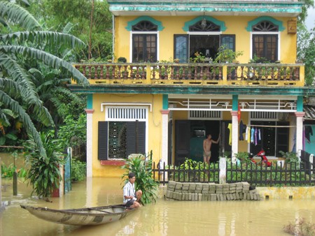 Trong mấy ngày vừa qua, nước lũ đã dâng rất nhanh gây thiệt hại lớn về người và của tại các tỉnh miền Trung, đặc biệt là tại Đà Nẵng và Quảng Nam. (Ảnh minh họa)