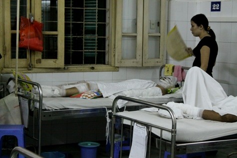 Chị Nguyễn Thị Thu Ngân với thương tích 40% cơ thể đang được điều trị tích cực tại bệnh viện Xanh-Pôn và vẫn chưa được biết thông tin hai người con mà vợ chồng chị hết mực yêu thương đã qua đời.