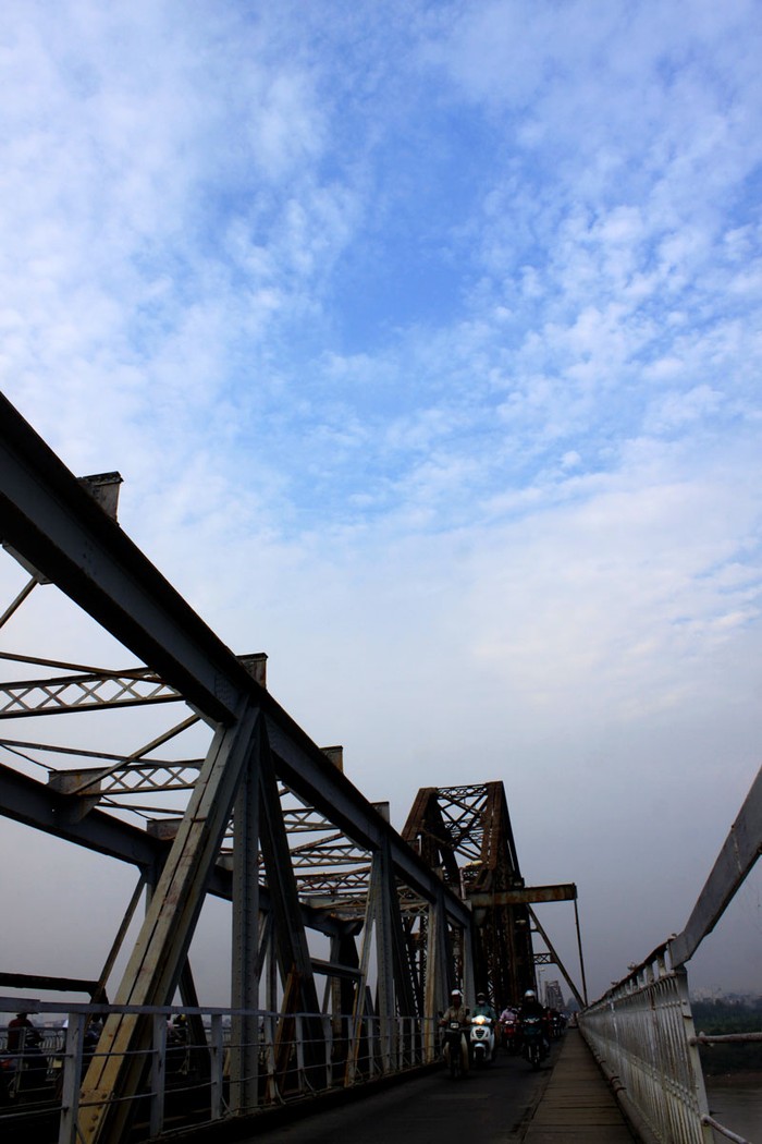 Cây cầu Long Biên như con rồng đang uốn lượn trên nền trời xanh ngắt.