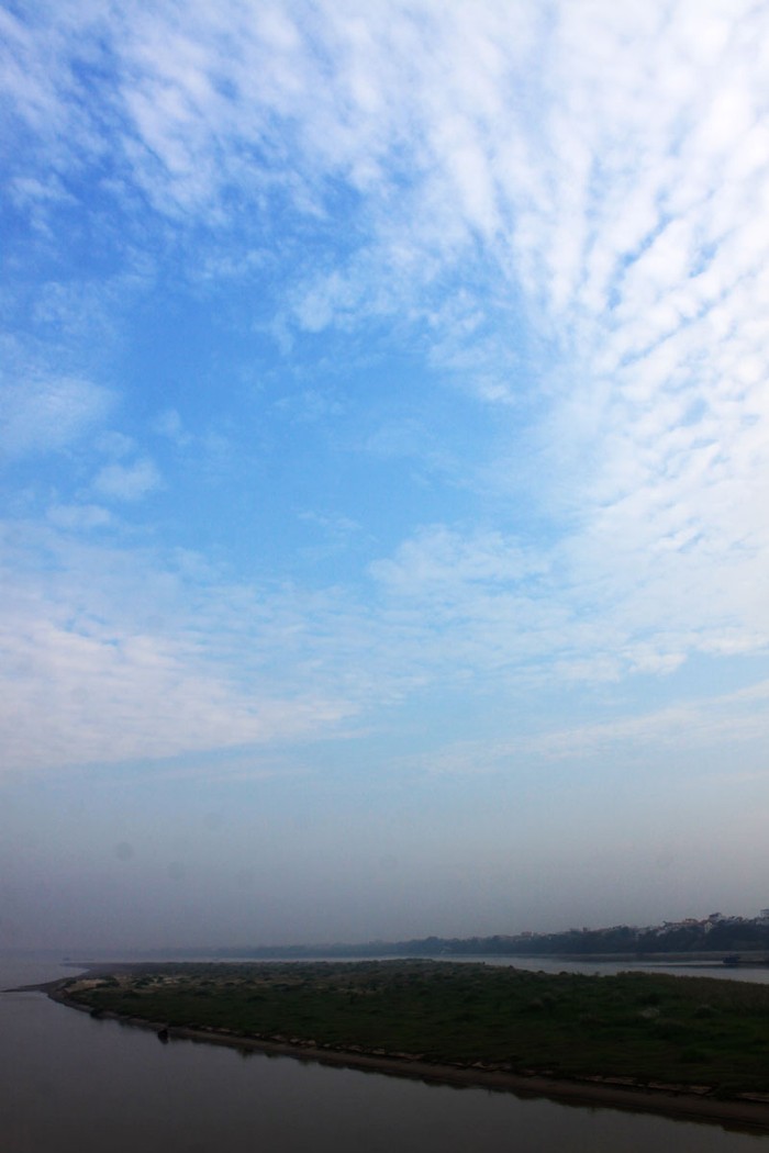 Mỗi sớm bình minh, lên cầu Long Biên để hít thở thật sâu, cảm nhận sự trong lành của ngày mới với cảnh sông nước hữu tình sẽ khiến bạn thật thoải mái.