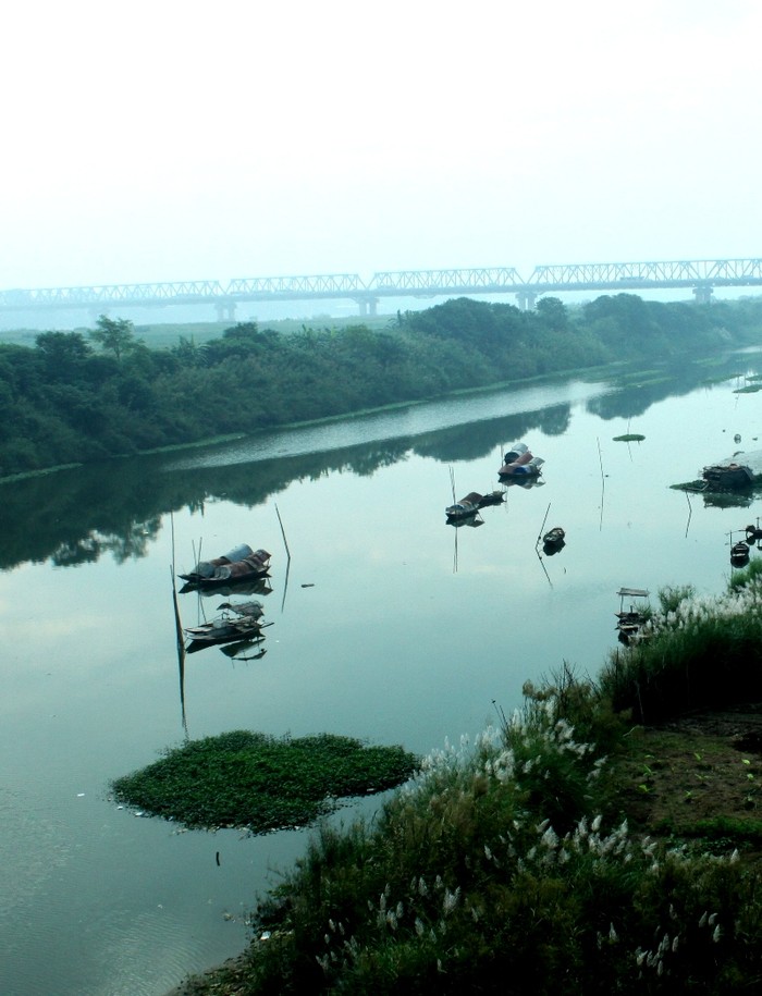 Cảnh sông nước hữu tình dưới chân cầu Long Biên.