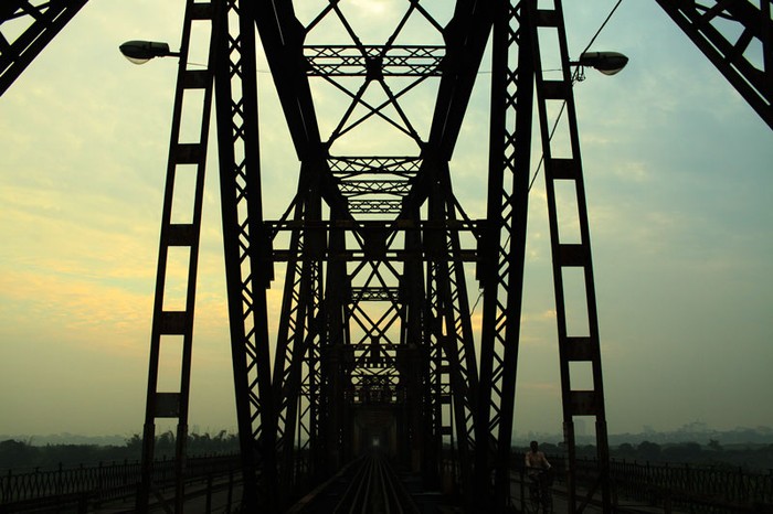 Cầu Long Biên được xây dựng từ năm 1899 đến 1902 với mục đích ban đầu là nhằm phục vụ công cuộc bóc lột thuộc địa của thực dân Pháp.