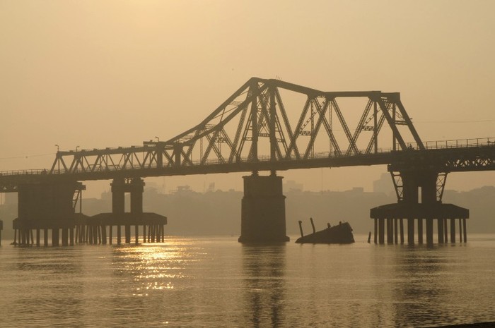Cây cầu Long Biên cũ kỹ - nhân chứng của lịch sử vẫn sừng sững đứng đó mặc mưa, nắng, gió, sương.