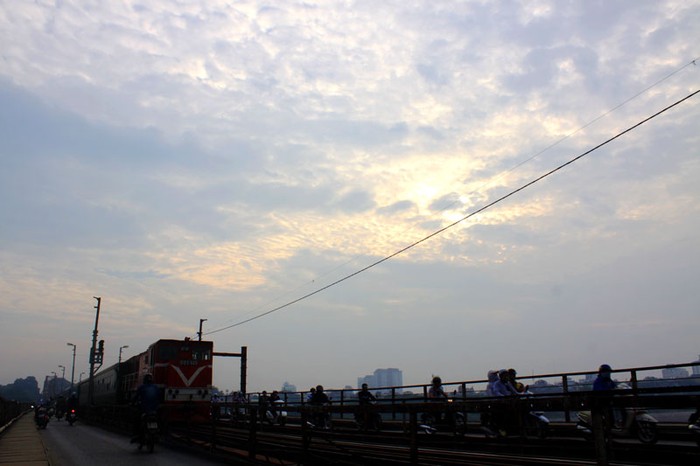 Một chuyến tàu chạy qua cầu Long Biên trong sớm bình minh.