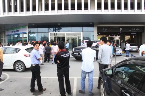 Hàng loạt ô tô của cư dân Keangnam đã đỗ chặn lối đi của toàn bộ hai tháp A và B của tổ hợp Keangnam. (Ảnh Nam Phong)