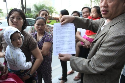 Cư dân Keangnam in "tờ rơi" phản đối việc hành xử kiểu "côn đồ" của phía Mai Linh. (Ảnh Nam Phong)