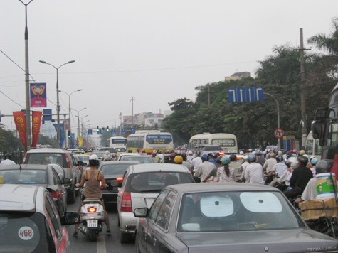 Vấn nạn ùn tắc giao thông tại Hà Nội và các thành phố lớn đang là thách thức, rào cản cho sự phát triển. (Ảnh Nam Phong)