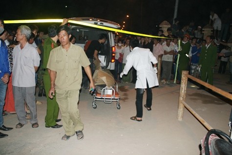 Thi thể nạn nhân điều khiển chiếc xe máy được đưa tới bệnh viện.
