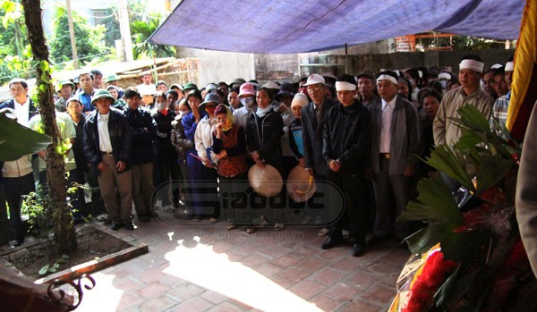 Hàng trăm người đã tới dự lễ tang và tiễn đưa chị Quỳnh về nơi an nghỉ cuối cùng và dành 1 phút mặc niệm.