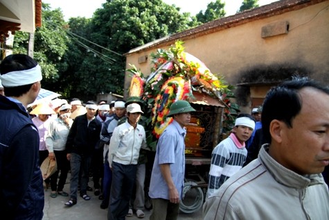 Đám tang chị Quỳnh với sự tiễn đưa của rất đông người dân trong làng ngoài xã. (Ảnh NP)