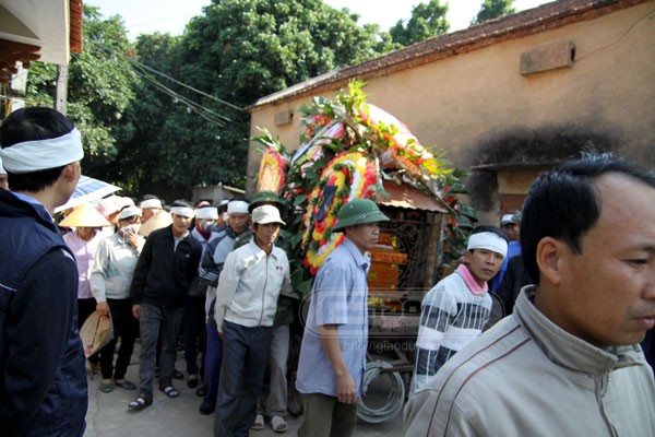Chiều ngày 2/12/2011, đám tang chị Nguyễn Thị Quỳnh đã được cử hành trong sự tiếc thương vô hạn của gia quyến, bạn bè gần xa, bà con xóm giềng.