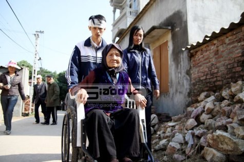 Bà nội của chị Quỳnh ngồi xe lăn tiễn biệt cháu.