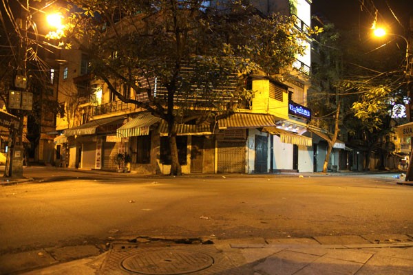 Phố phường Hà Nội về đêm trở nên vắng vẻ và "đi ngủ" sớm hơn những ngày thường.