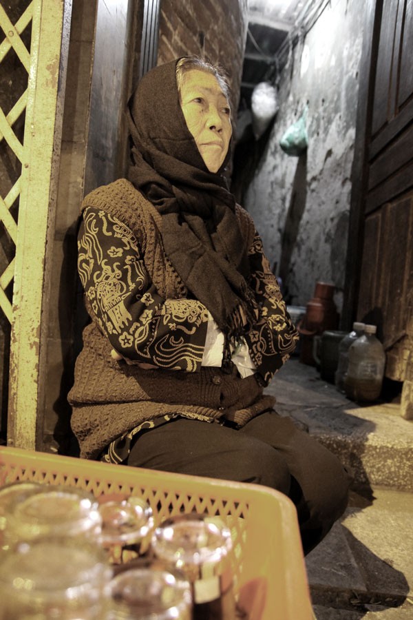 Bà Thi bán nước chè chén trên phố Đinh Tiên Hoàng cho biết, ngày thường thì mỗi đêm bà cũng phải bán lãi được 100 nghìn đồng. Nhưng mấy ngày nay trời rét nên bà bán chẳng được là bao.