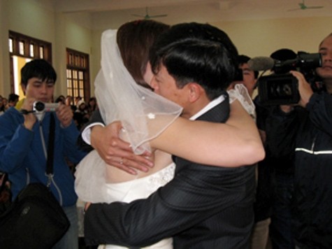 Ngày 20/3/2011 đám cưới của cặp đôi này đã diễn ra trước sự thán phục của toàn xã hội về sự hy sinh và khát vọng.